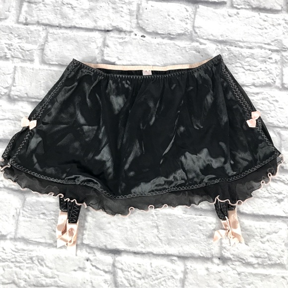 NWOT Victoria’s Secret Thong Garter Skirt-Black with Pink Bows‎ Accents - Size M - Picture 1 of 7